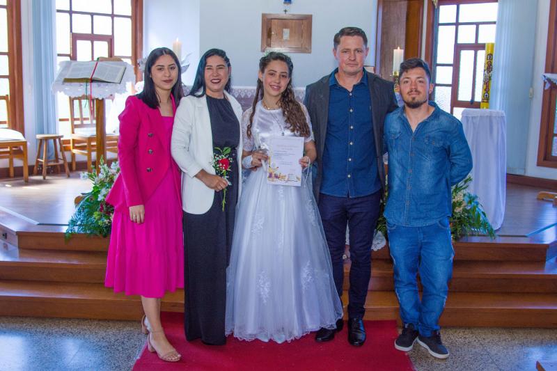 Djúlia Pereira Schallenberger recebeu a Primeira Eucaristia no dia 16 de outubro (Foto: Leonardo Boufleur Fotografias)