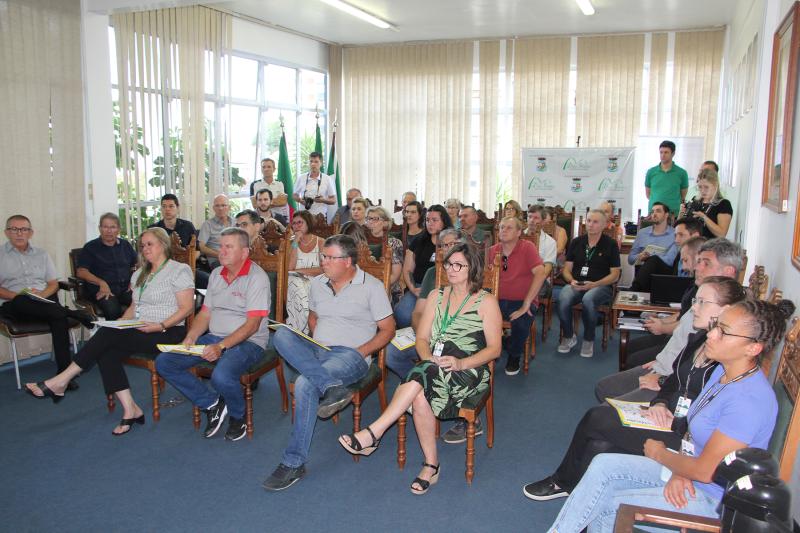 Lançamento reuniu autoridades e representantes de entidades na prefeitura