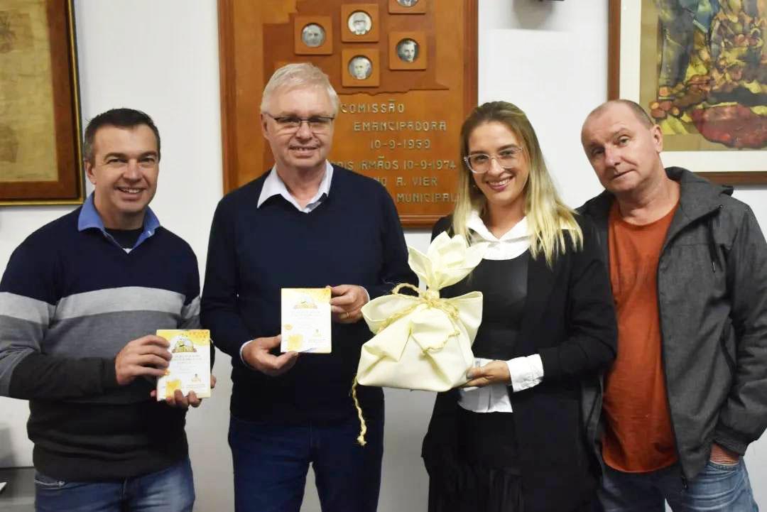 Na prefeitura de Dois Irmãos (Fotos: Divulgação / PMDI – PMMR)