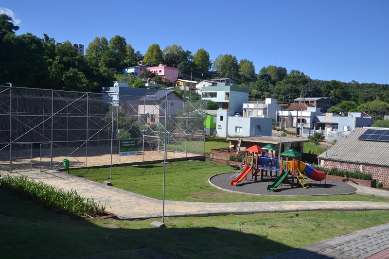 Local conta com escorregadores, espaço verde e quadra de areia