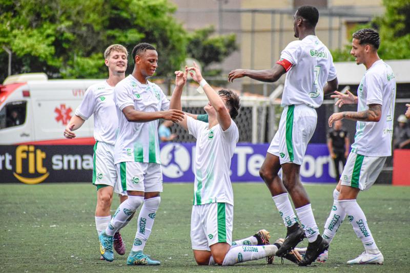 Maiquel (ajoelhado) estreou na Copinha com gol no jogo contra o E.C São Bernardo (Foto: Nathan Bizotto)