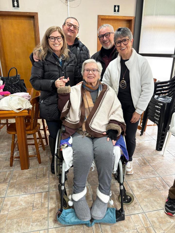 Dona Leonida Backes celebrou seus 96 anos no dia 4 de julho, ao lado da família. Na foto, com os filhos e as noras