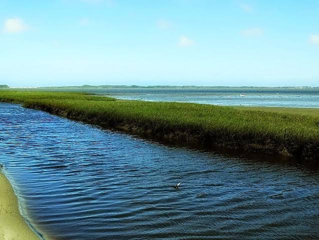 Barco de pescadores de Dois Irmãos vira na lagoa de Tavares e eles ficam duas horas sem socorro