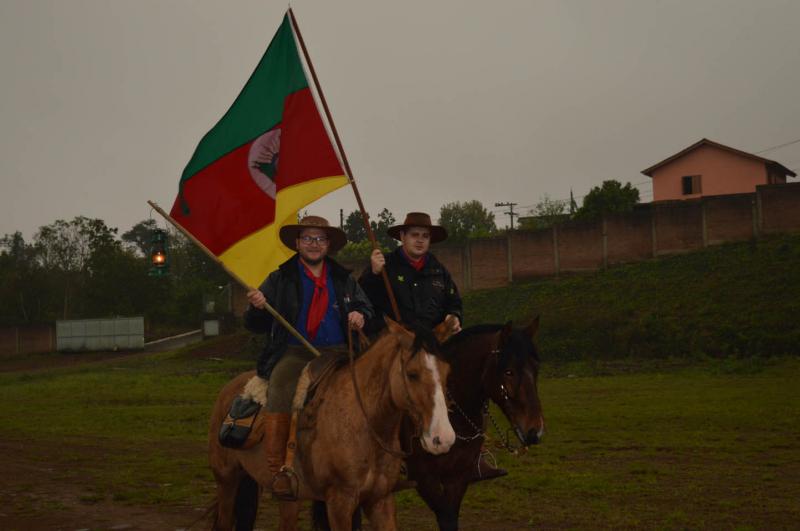 Patrão Fernando e o capataz campeiro Marcos chegando ao DTG Porteira Aberta