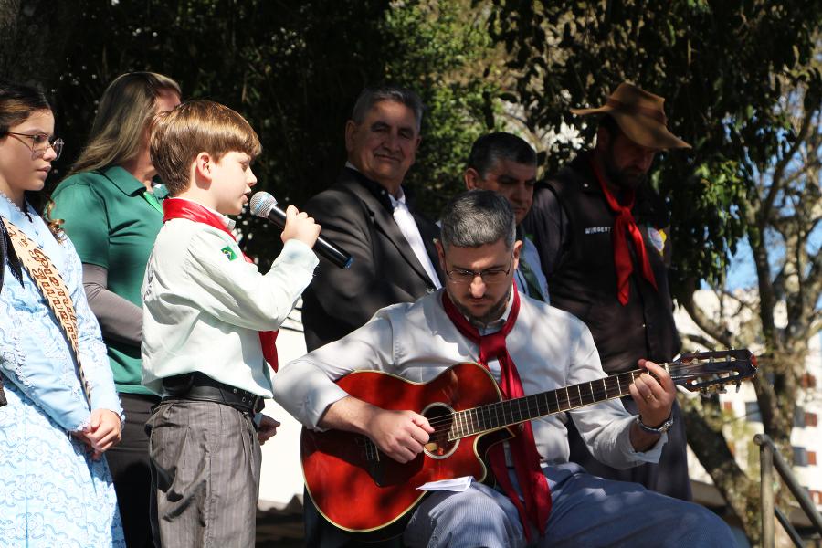 Eduardo Bertoglio Gorziza, também da ACTG, acompanhado do seu pai, Júlio César Silva Gorziza, cantou a música Hino ao Rio Grande