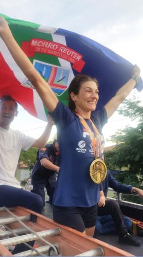 Ela também desfilou em caminhão de bombeiro
