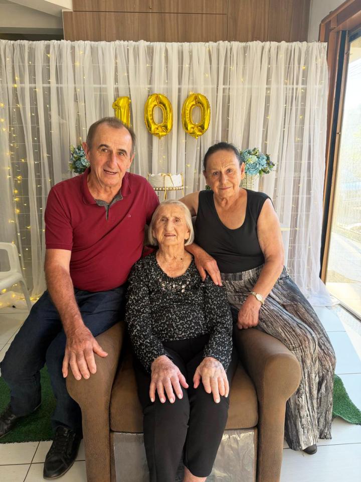 Elly Emilia Vier, nascida em 23 de abril de 1926, celebrou seus 100 anos de vida, para a alegria de toda a família. Na foto, com os filhos Normélio e Neli