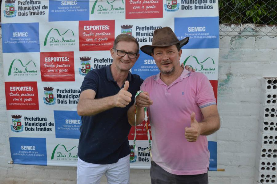 Elony Nyland entregou a medalha a Liserio Kraemer, melhor técnico