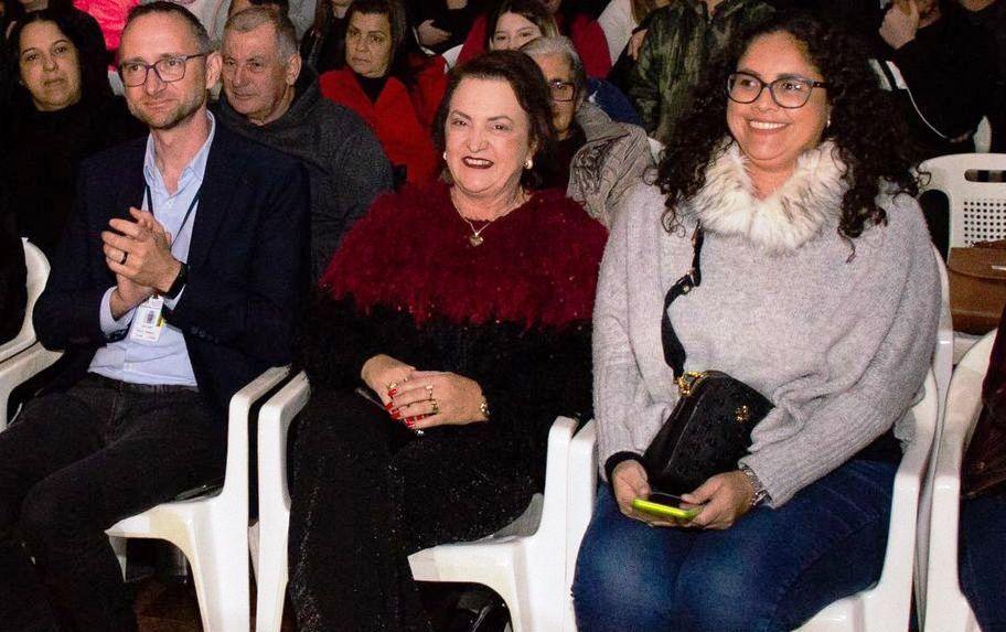 Elson Sech, coordenador pedagógico da 2ª CRE; Ilhabela Bravo, coordenadora da 2ª CRE; e Melissa Goulart, adjunta da 2ª CRE também prestigiaram o festival (Foto: Caroline Fernandes)