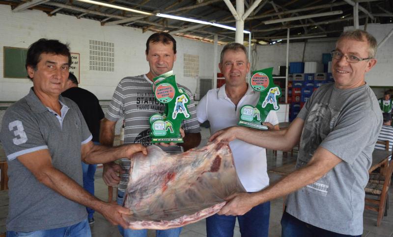 Campeões recebem sua premiação