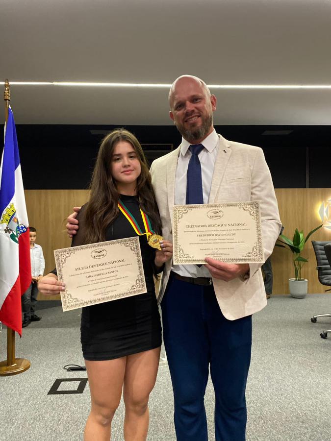 Em dezembro, Sara recebeu o título de Atleta Destaque Nacional. Na foto, está ao lado do seu treinador, Frederico Staudt, que recebeu o título de Treinador Destaque Nacional