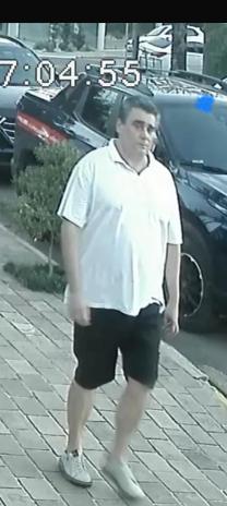 Em imagem divulgada pela Polícia Civil, Marcelo aparece caminhando na Av. Porto Alegre, por volta das 17h05