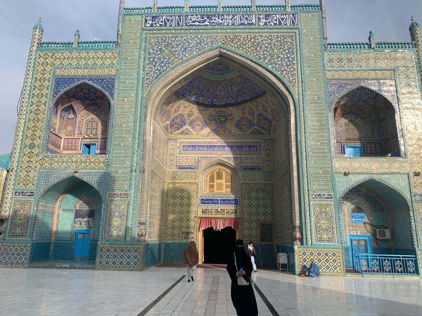 Em janeiro do ano passado, Tayline visitou o Afeganistão. Na foto, está em frente à Mesquita Blue Mosque de Mazar-i-Sharif