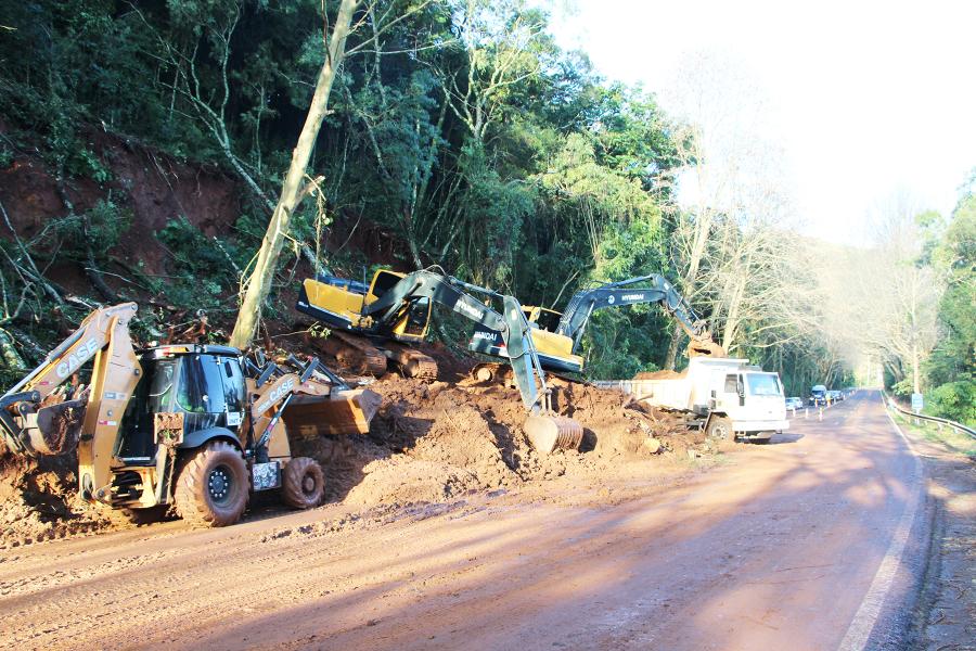 Em Morro Reuter, na altura de Birkenthal, DNIT teve que desobstruir a via