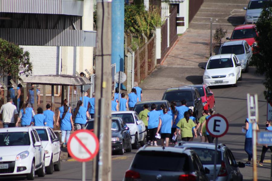 Emprego ficou difícil. Muitos foram mandados embora, mas aos poucos começam a voltar