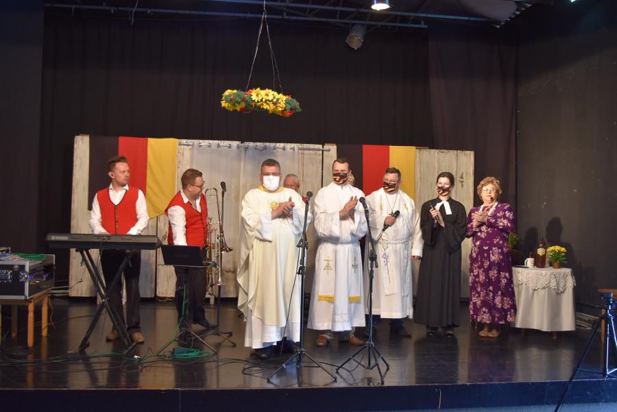 Encontro das comunidades religiosas aconteceu no Teatro Adriano Schenkel