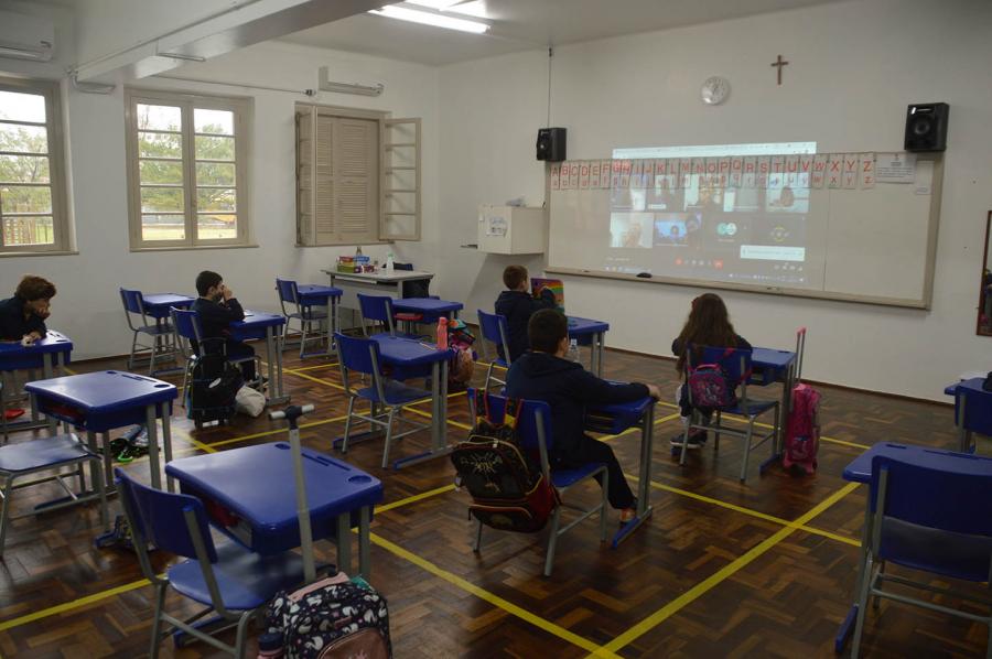Enquanto parte da turma apresentava o trabalho, os colegas acompanhavam a apresentação na sala de aula