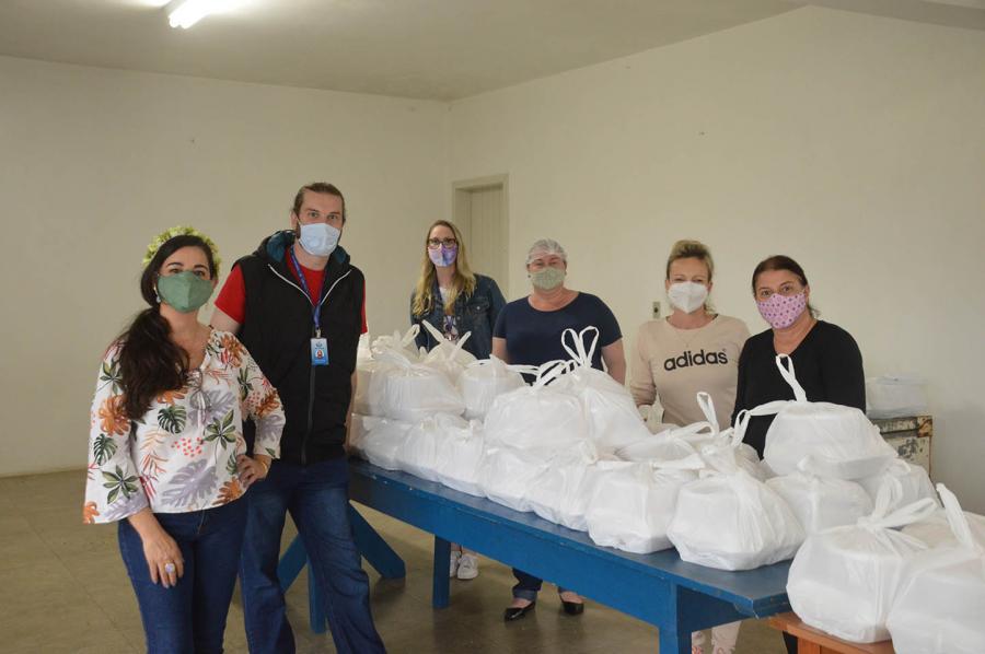 Equipe da Apae ajudando na montagem e distribuição do Frühstück