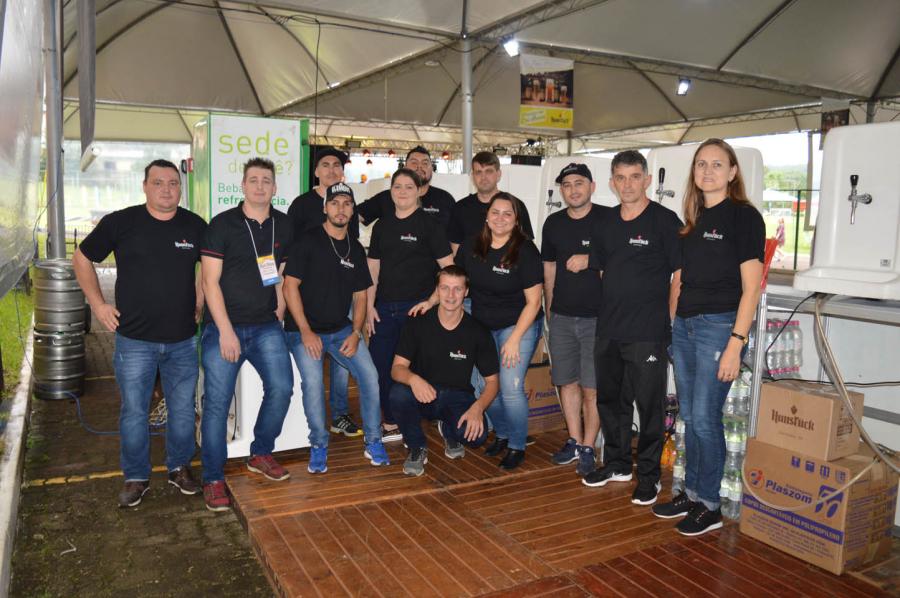 Equipe da Cervejaria Hunsrück, de Dois Irmãos, trabalhando durante a Fest Feira