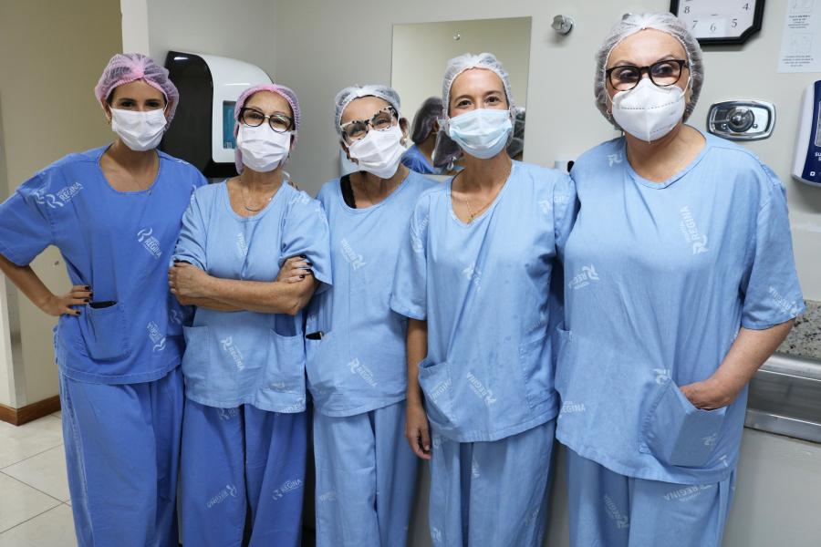 Equipe de obstetras e pediatras
