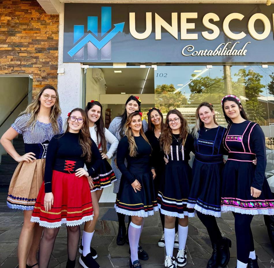Equipe do escritório de contabilidade Unescon com trajes típicos