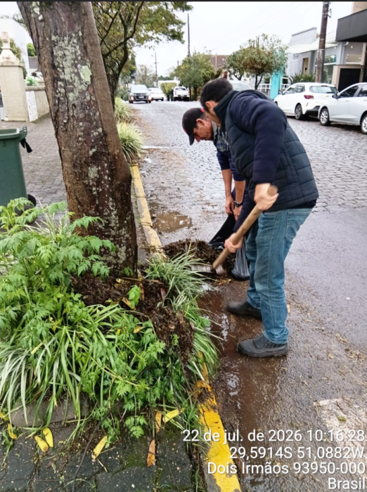 Equipes da Secretaria de Infraestrutura e Serviços Públicos realizam limpeza nas ruas