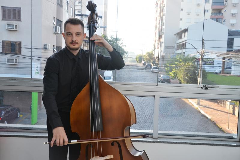Alexandre Frozi é proprietário da Caxias Ensemble e professor de contrabaixo acústico