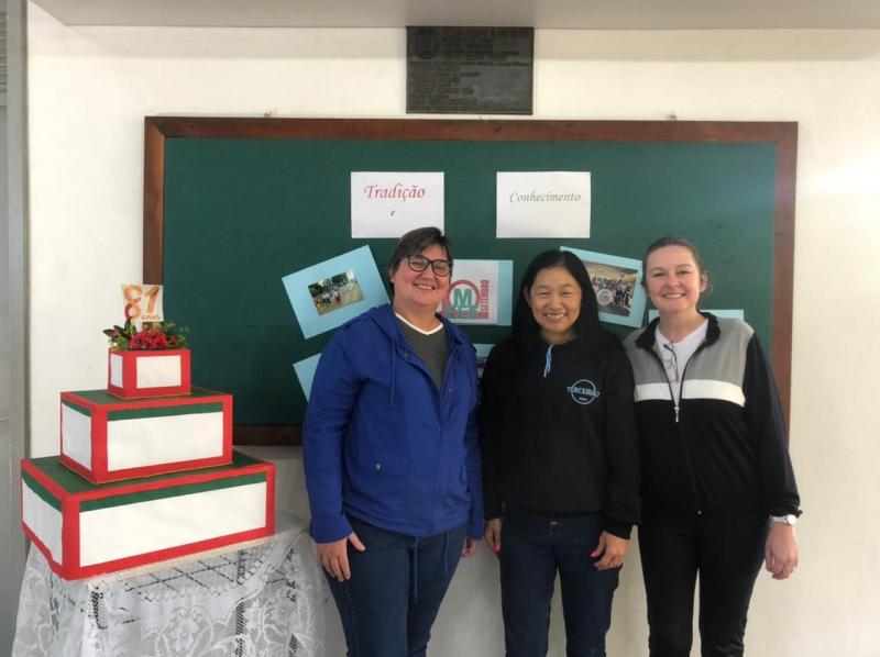 Andrea Blume (vice-diretora), Tereza Mayumi Orita (diretora) e Cristine Arnold Lindenmeyer (vice-diretora) junto ao bolo comemorativo