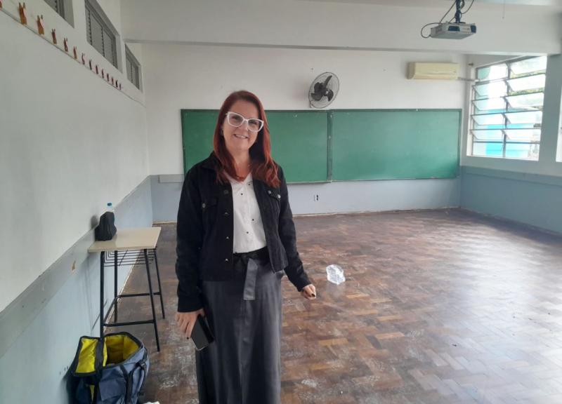 Vice-diretora Carine Bier em uma sala em reforma