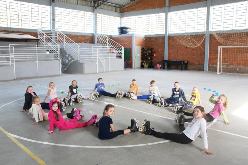 Escola oferta oficina de patinação para alunos do 1º ao 5º ano