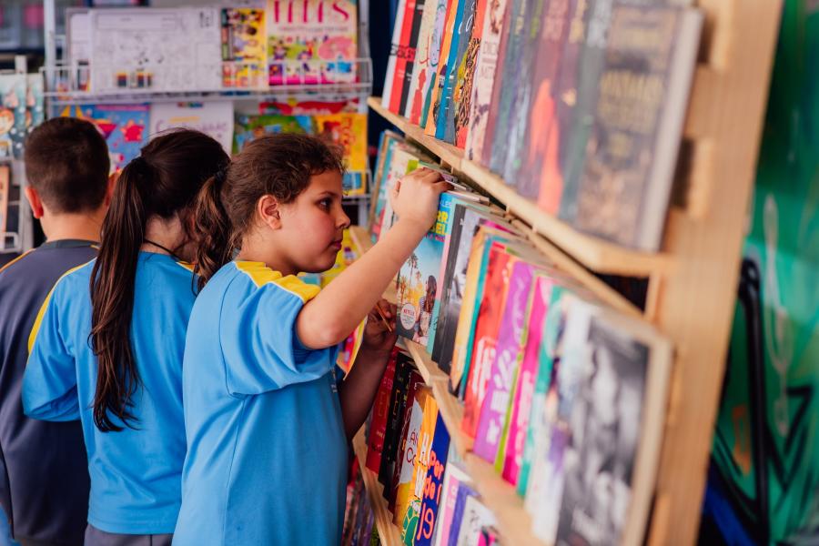 Estudantes também recebem livreiros