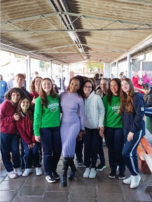 Ex-prefeita Tânia e alunas do ensino médio