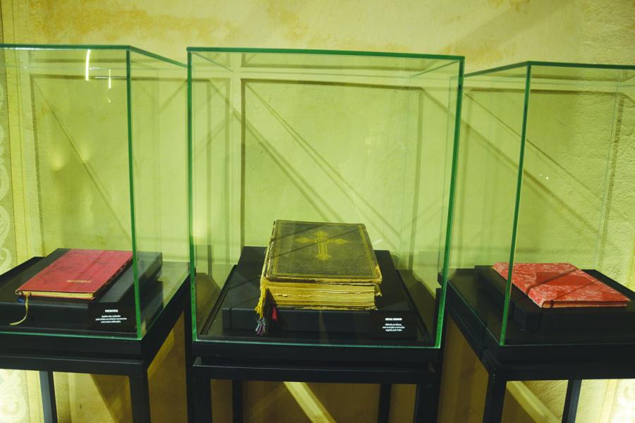 Exposição de objetos antigos no segundo piso