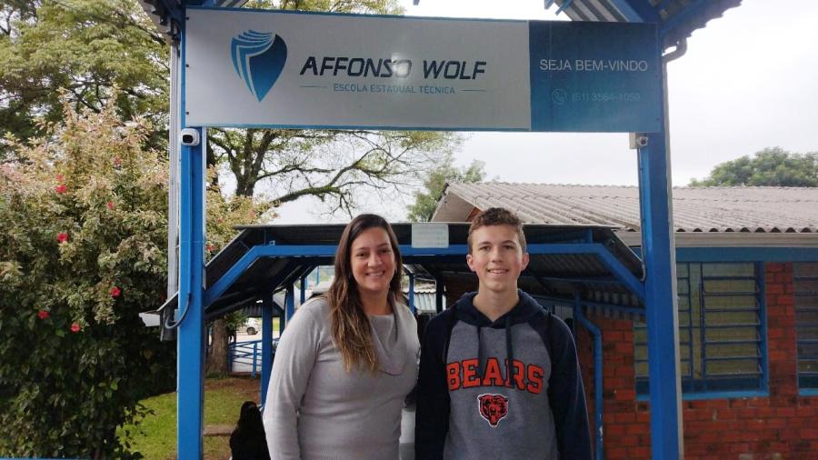 Ezra na escola Affonso Wolf com a professora Luciana