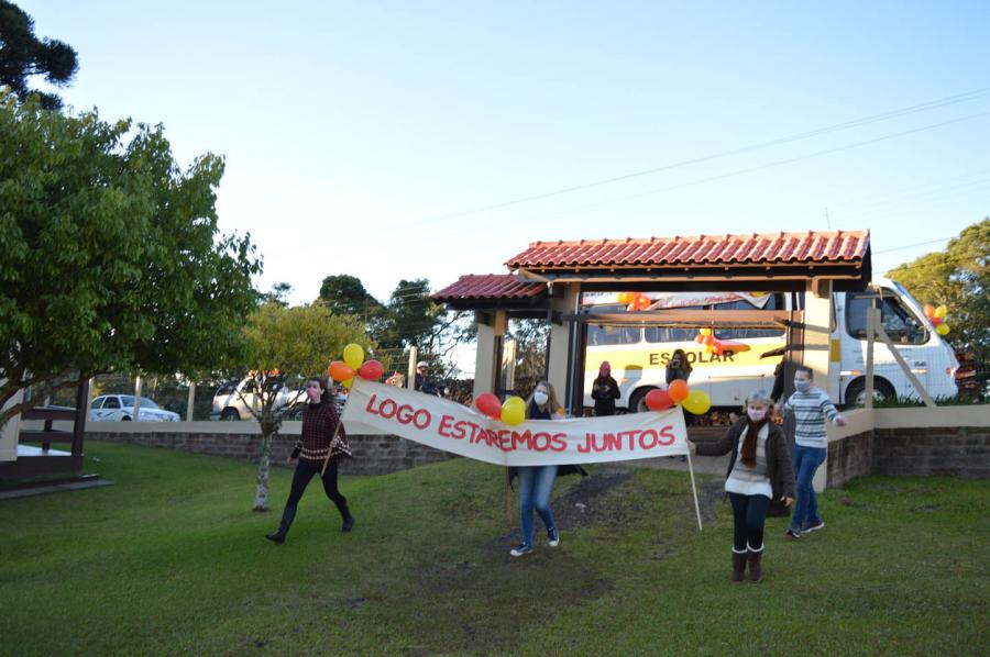 Faixas também foram confeccionadas e levadas pelos educadores