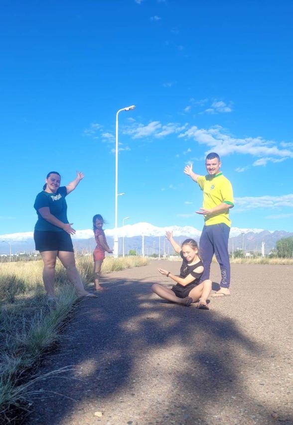 Família aos pés da Cordilheira dos Andes