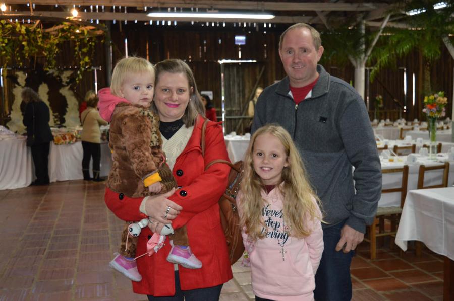 Família de Morro Reuter prestigiou evento: Anelise e Gabriel com as filhas Yasmin e Melissa