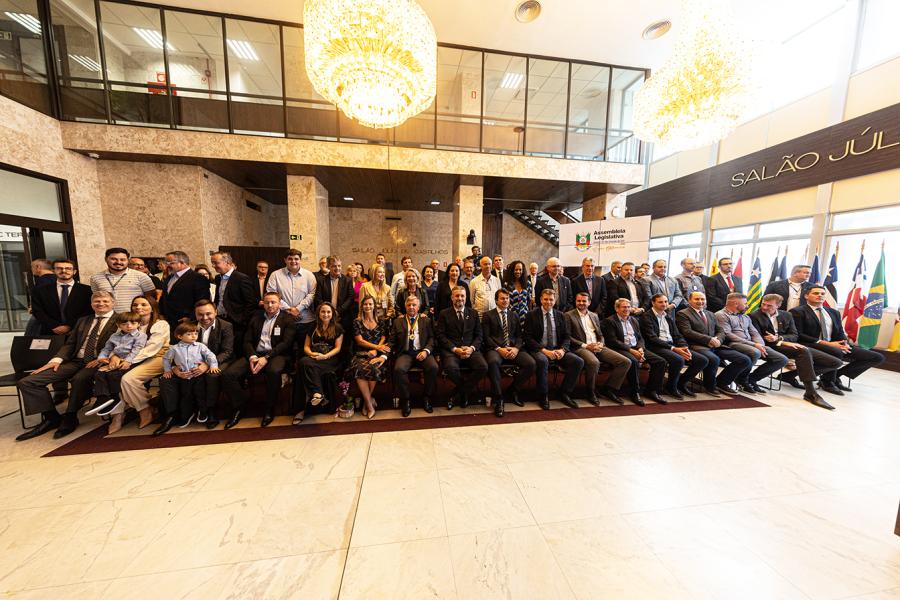 Familiares, amigos e autoridades marcaram presença no Salão Júlio de Castilhos (Foto: Raul Pereira / ALRS)