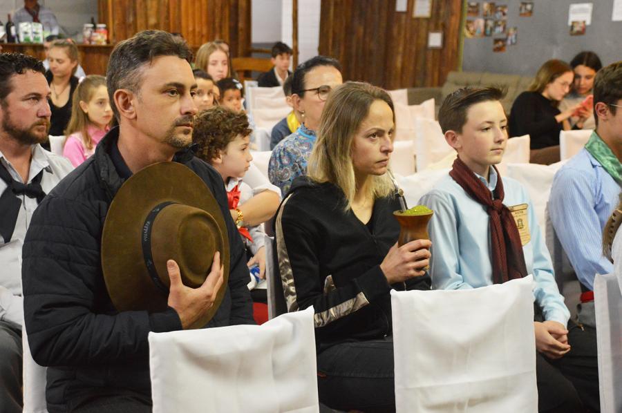 Famílias prestigiaram início dos festejos farroupilhas