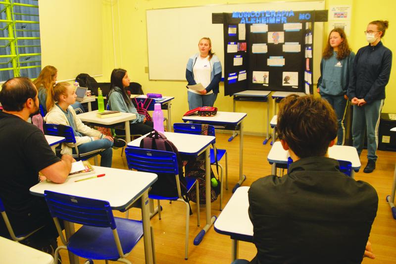 Na manhã desta sexta-feira (8), alunos ensaiavam para a feira na sala de aula