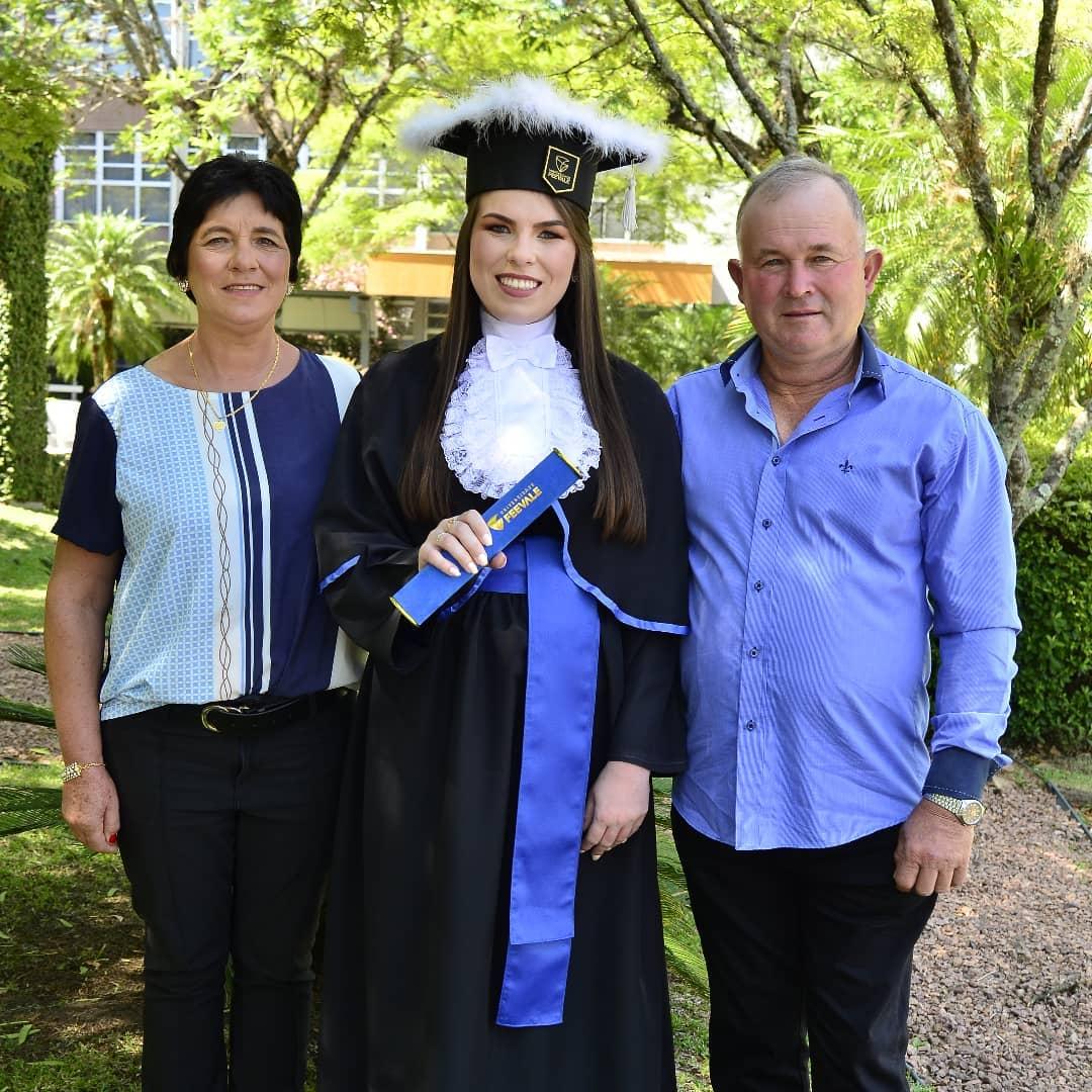 Fernanda Blume Fröhlich com os pais Lizane e Carlos durante a prova de toga para a formatura em Gestão Financeira, que ocorre em fevereiro