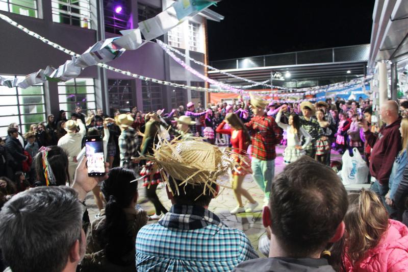 Festa Junina da escola estadual 10 de Setembro faz sucesso na comunidade