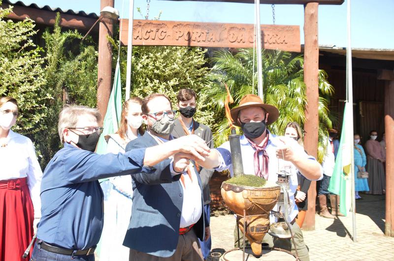 Momento do acendimento da centelha da Chama Crioula na ACTG Portal da Serra. Na foto, vice-prefeito Juarez, patrão da ACTG Diego e Capataz Campeiro Renan