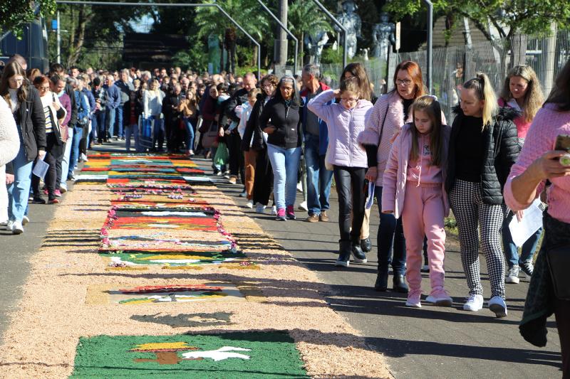 Tapetes coloridos são tradição em Dois Irmãos