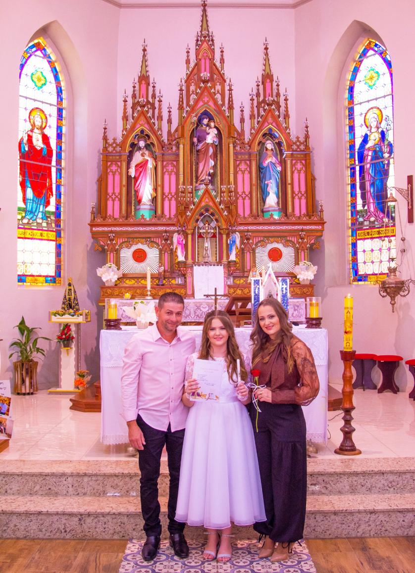 Gabriela Lutz Backes recebeu sua Primeira Comunhão no dia 19 de abril, na Igreja de Pedra de São José do Herval, em Morro Reuter, para alegria dos pais Luciana Lutz e Fernando Backes (Foto: Leonardo Boufleur Fotografias)