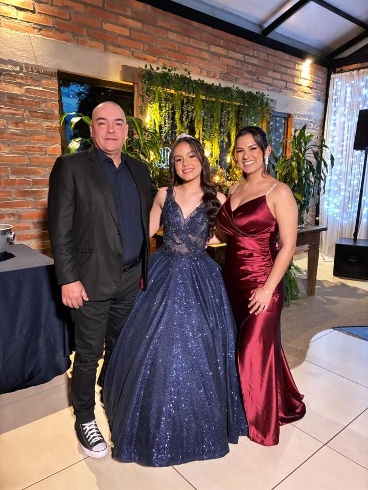 Gabriela Noronha comemorou seus 15 anos com festa no dia 15 de agosto. Na foto, com os pais Alexandre e Aline
