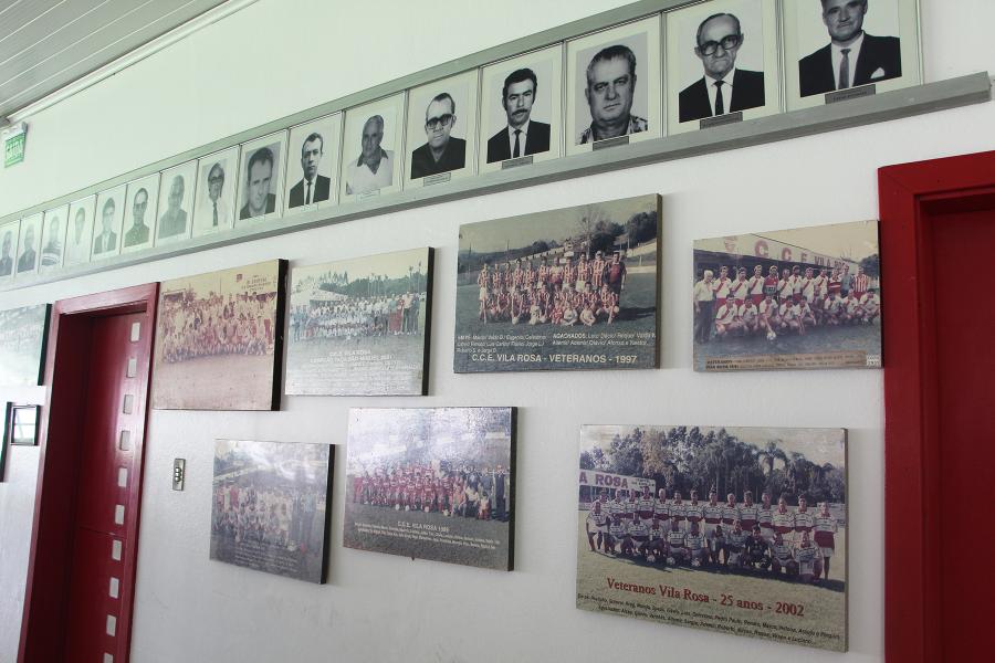 Galeria dos presidentes e fotos de grandes times do Vila ajudam a contar a história do clube