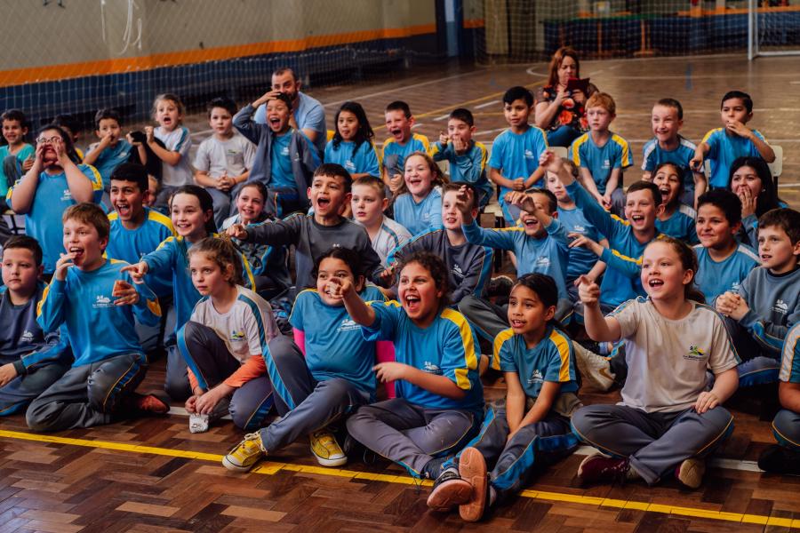 Garotada da Matheus Grimm se diverte com teatro de bonecos