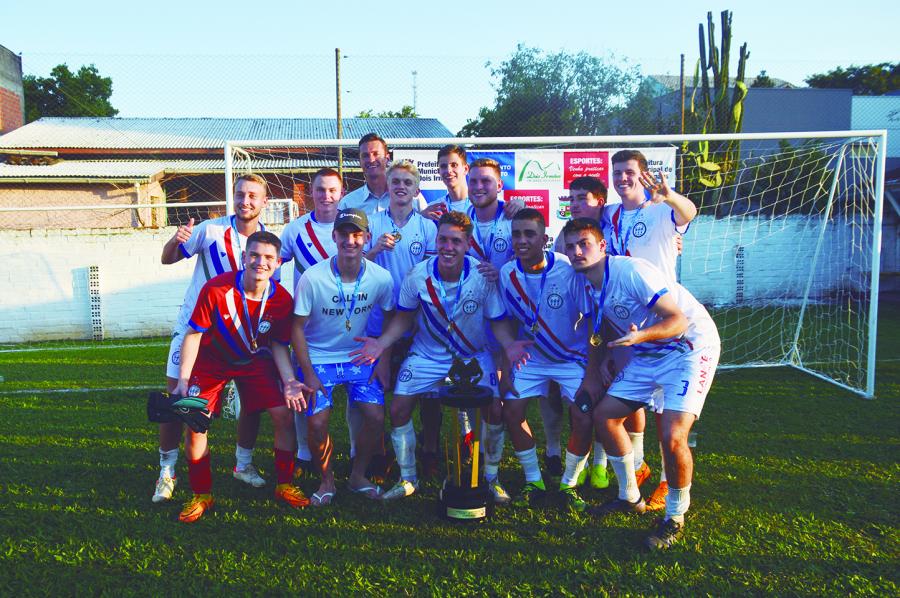 Garotada do Unidos da Vila compartilhou vitória com Max Gallas, que foi treinador do grupo nas categorias de base do Clube União