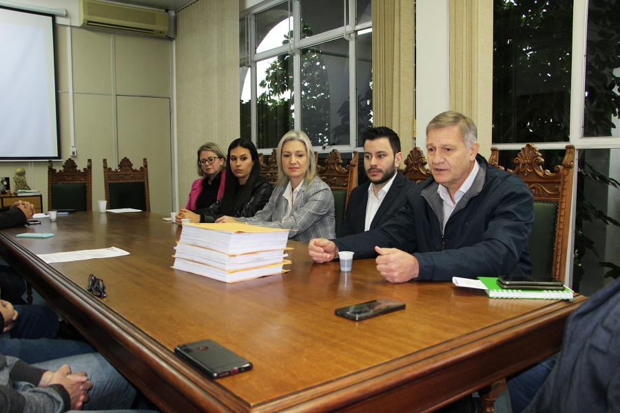 Gilberto Gobbi (D) e demais representantes do Ana Nery